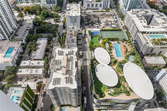 Building Photo - 700 NE 24th St