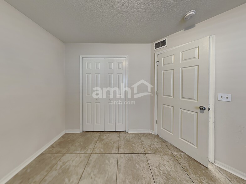 Building Photo - 6803 Summer Cove Dr