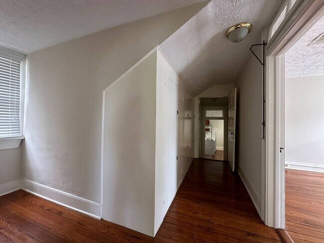 Building Photo - 844 Hickman Rd