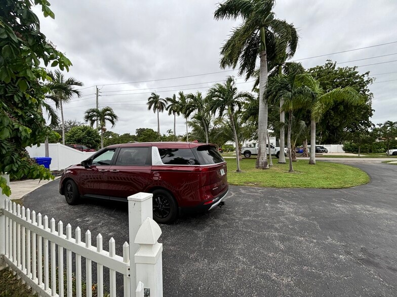 Driveway parking - 1017 N 16th Ct