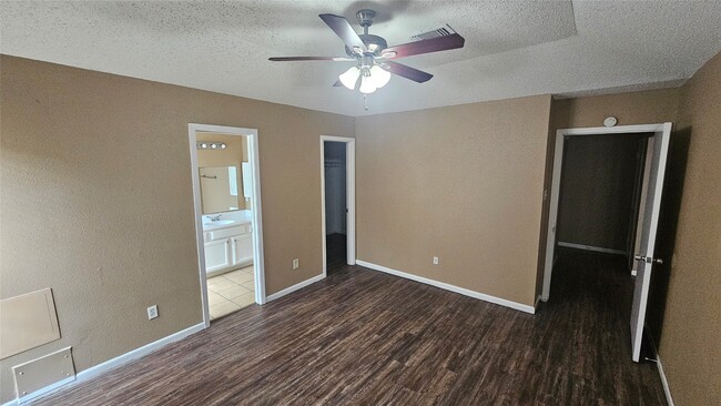 Building Photo - 4250 Southchase Ln