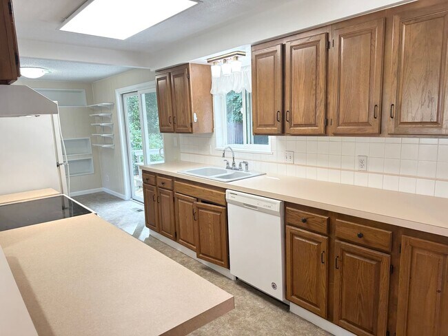 Building Photo - Spacious Home In Peaceful Setting!