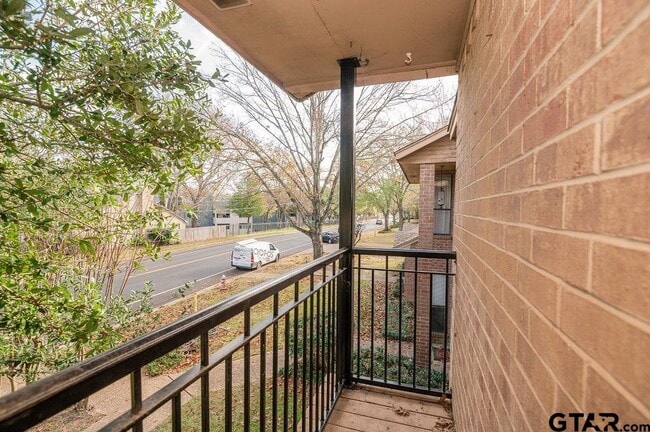 Building Photo - 5827 Hollytree Dr