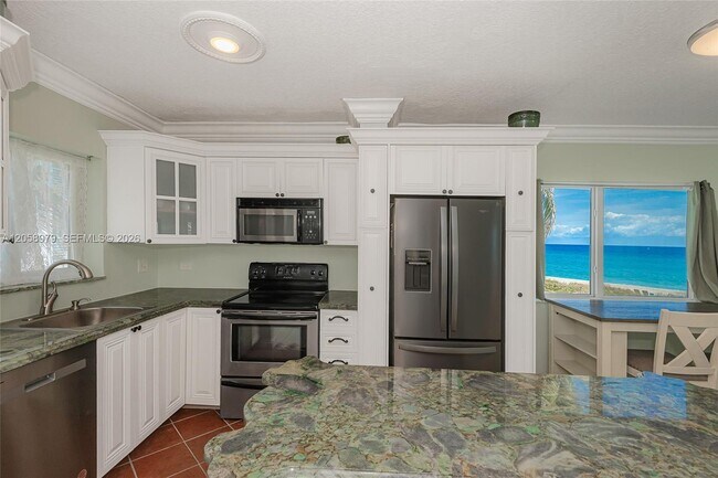 Building Photo - 1041 Hillsboro Mile