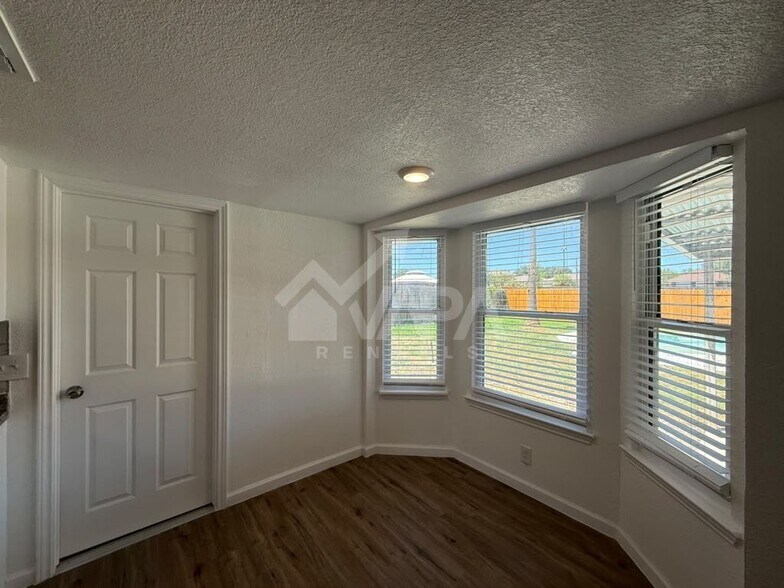 Building Photo - 9703 Five Frks