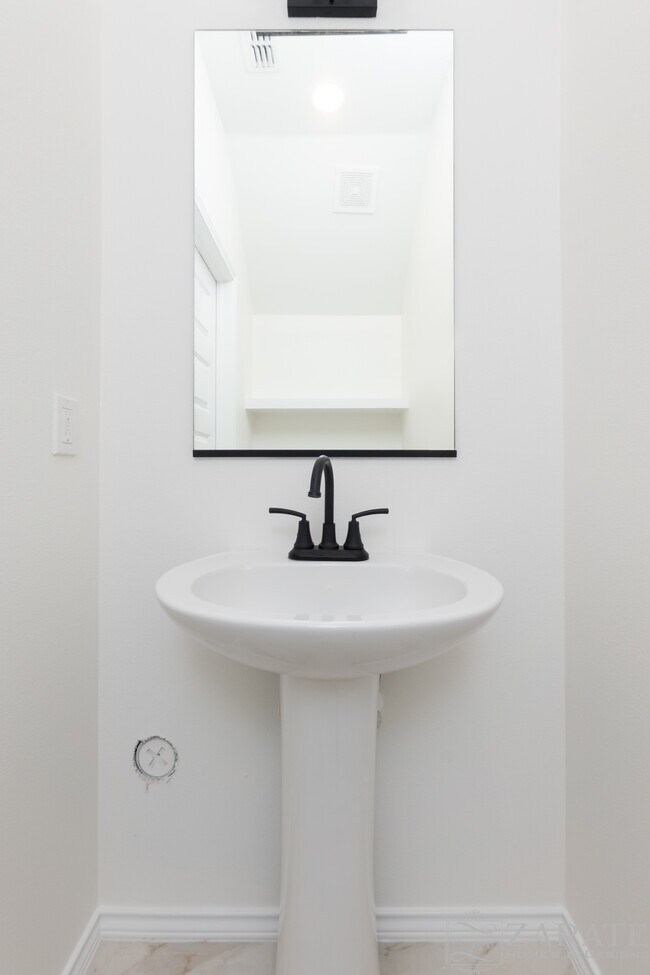 Building Photo - 200 Cub Cir