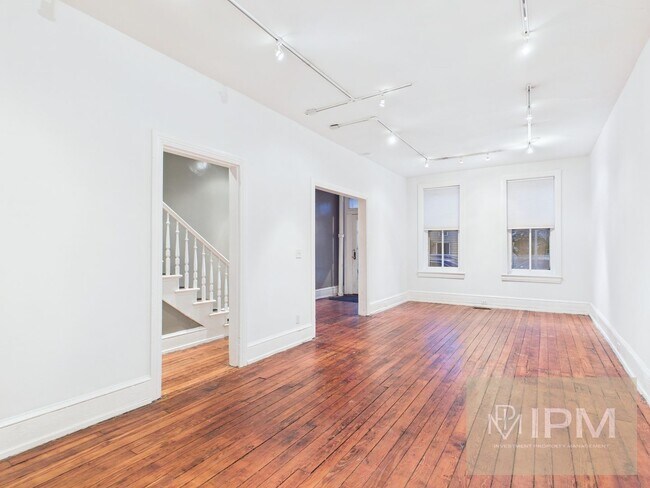 Building Photo - Beautiful 3 Bedroom, 1 Bath Colonial Home ...