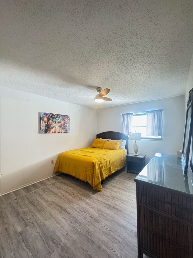 Building Photo - Annual modern 2-bedroom, 2-bath condo in t...