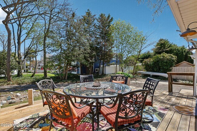 Building Photo - 1850 Fernwood Rd