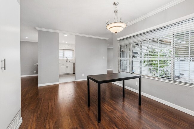 Building Photo - Rare, fully updated, private cul-de-sac one-story single-family house