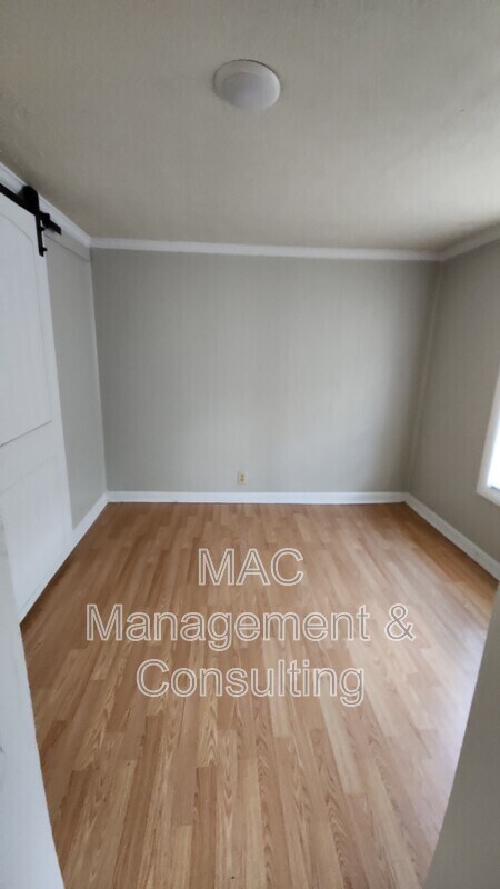 Building Photo - 311 S Mark Twain St