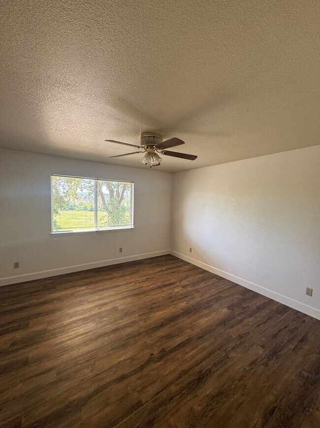 Building Photo - 3 BEDROOM HOME IN COUNTRY SETTING