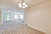 Building Photo - Spacious and Bright 1BR 1BA Condo in Great...