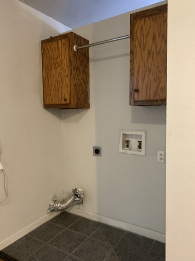 Building Photo - "Charming 1-Bedroom Retreat in Jonesboro's...