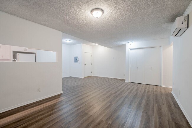 Building Photo - Spacious 1 bed 1 bath apartment in Santa Monica! ** 1 GARAGE PARKING SPACE INCLUDED!**