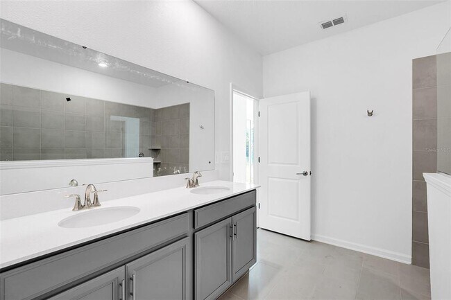 Building Photo - 6306 Lakepine St