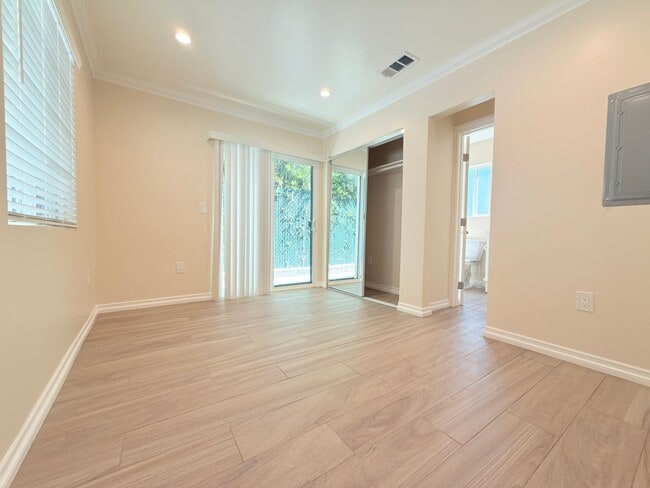 Building Photo - Modern 2BD/2BA ADU in Prime Toluca Terrace Location
