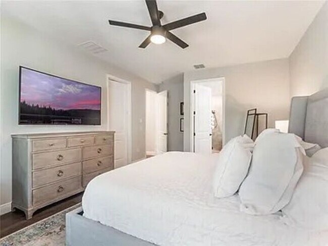 Building Photo - Stunning 5 bedroom home in Longwood