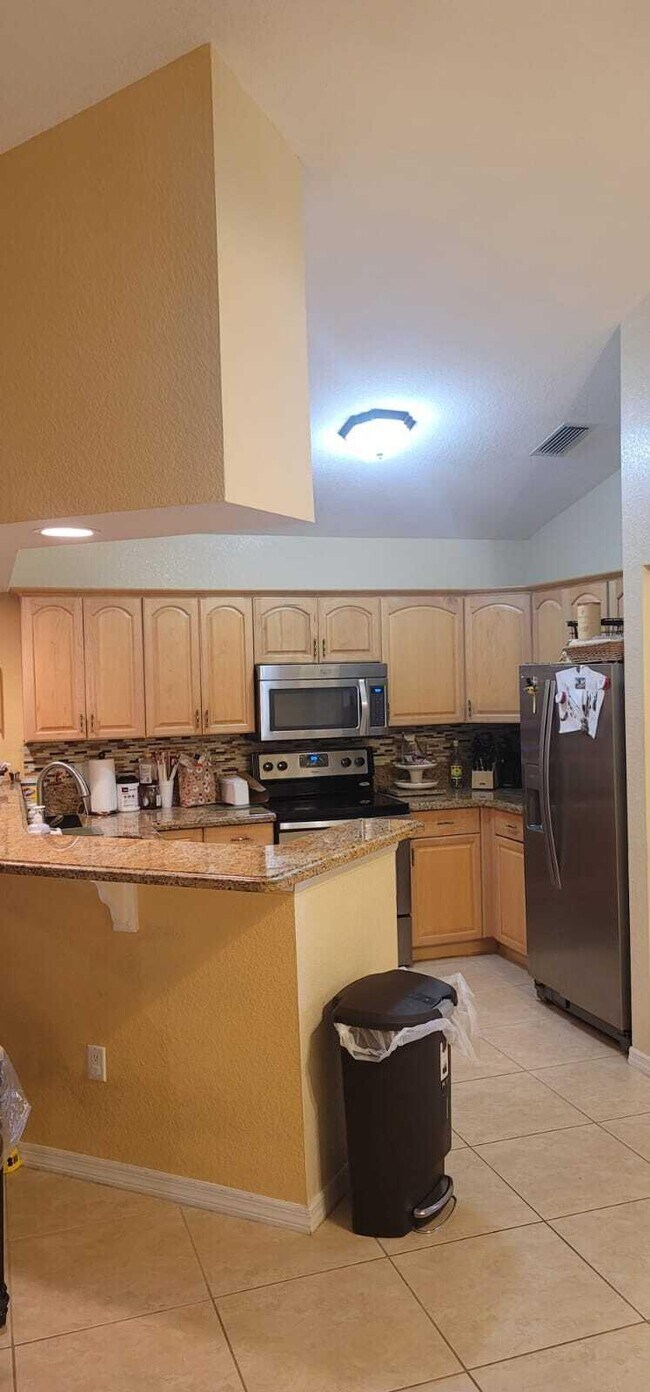 Building Photo - 211 NE 13th Ave