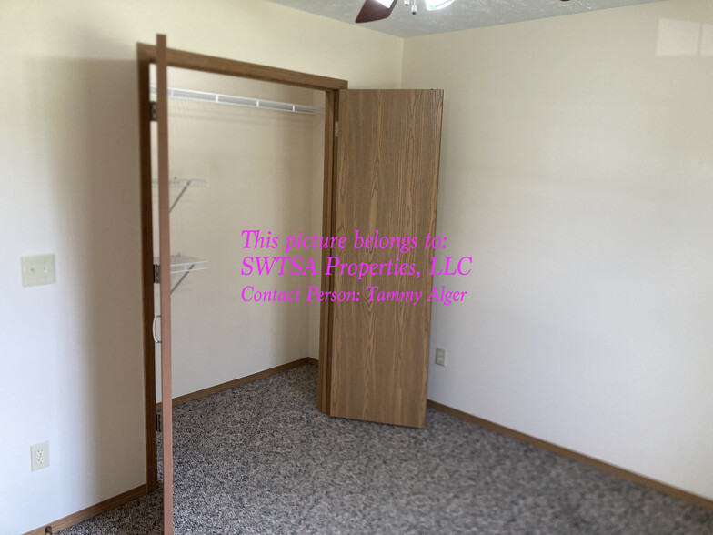 Front corner bedroom towards closet - 421 W Olive St