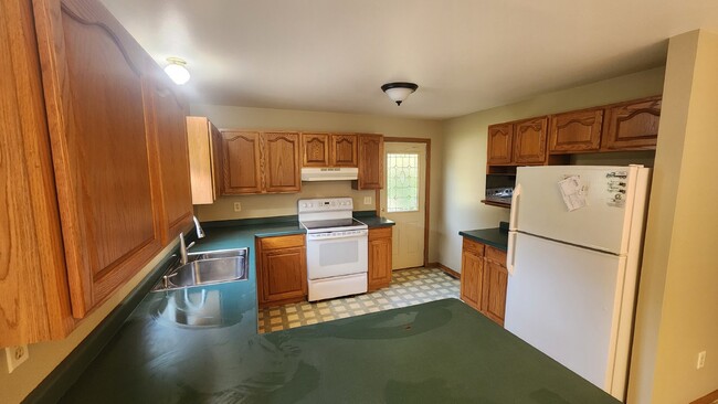 Building Photo - 2 Bed, 1 Bath Home with 2 Car Garage, Secl...