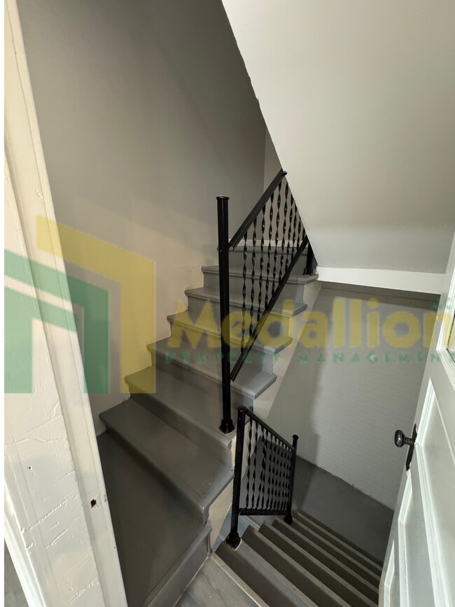 Building Photo - Charming Recently Updated Home 4-5 beds wi...
