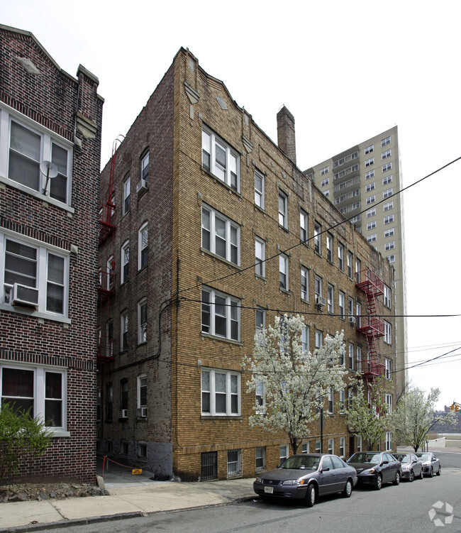 Building Photo - 6601 Blvd East Apartments
