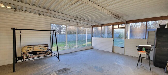 Building Photo - Ready to Move in