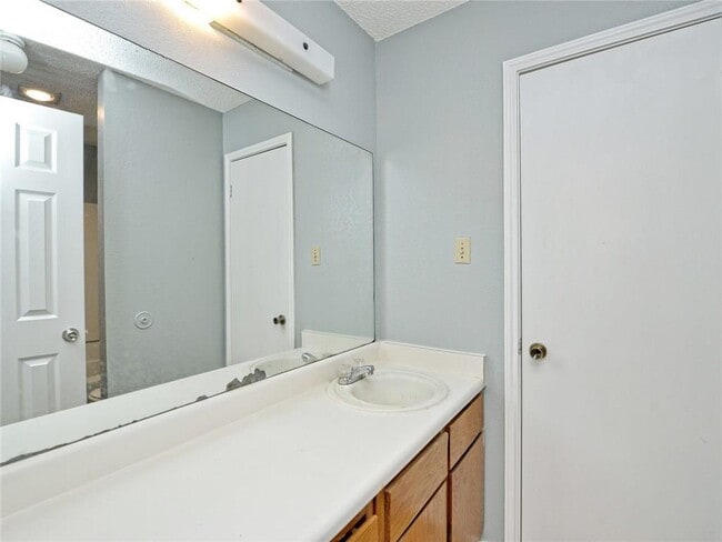 Building Photo - 5809 Spring Meadow Rd