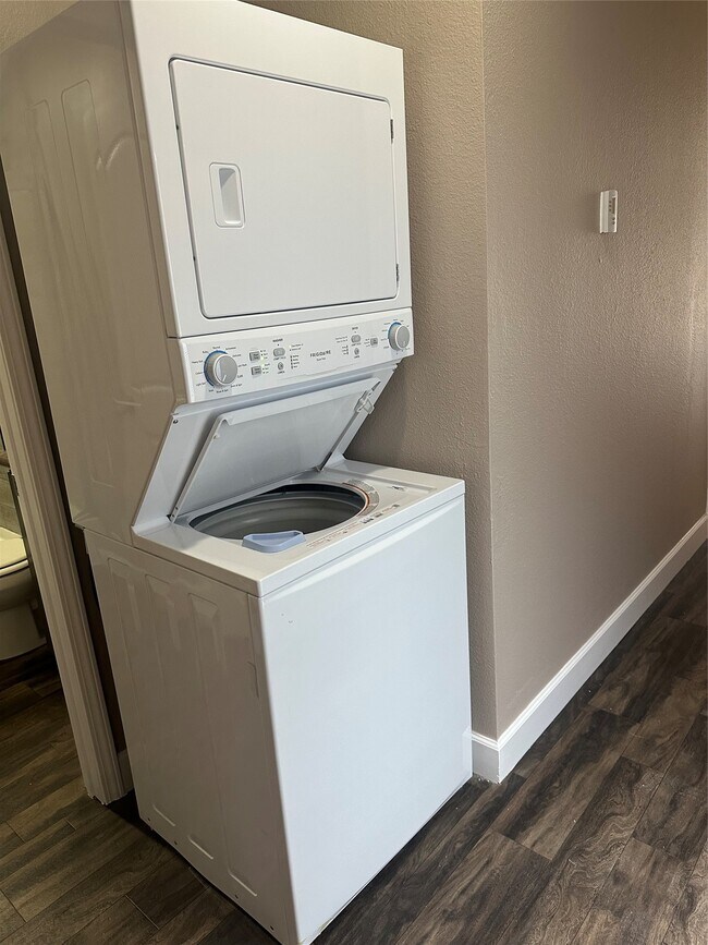 Building Photo - 21501 W Hammond Dr