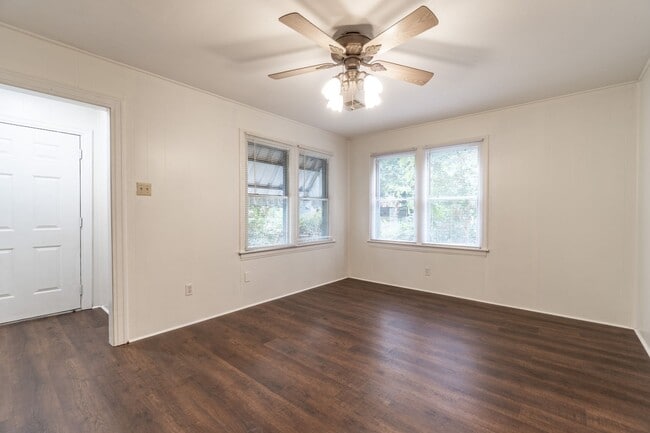 Building Photo - * Move-In Special - Half Off First Month's...