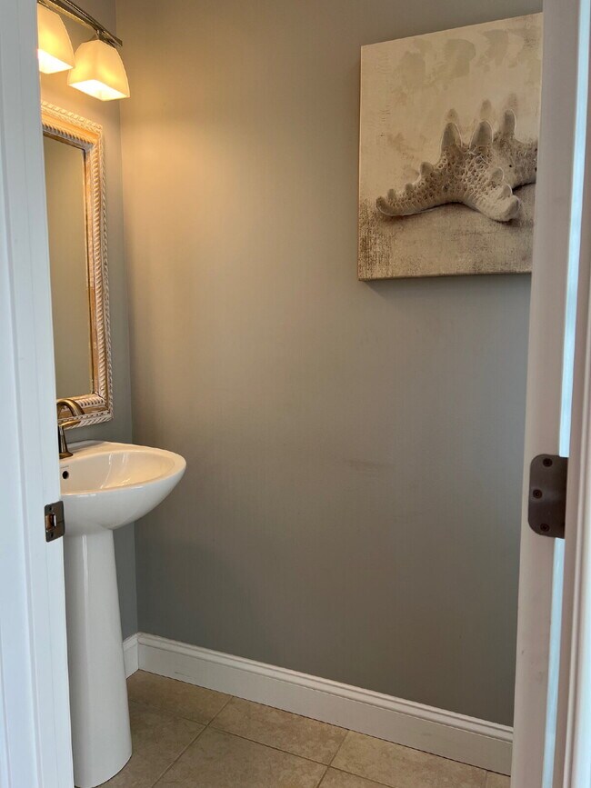 Building Photo - Gorgeous and newly renovated townhouse-style condo in Salisbury, MA.