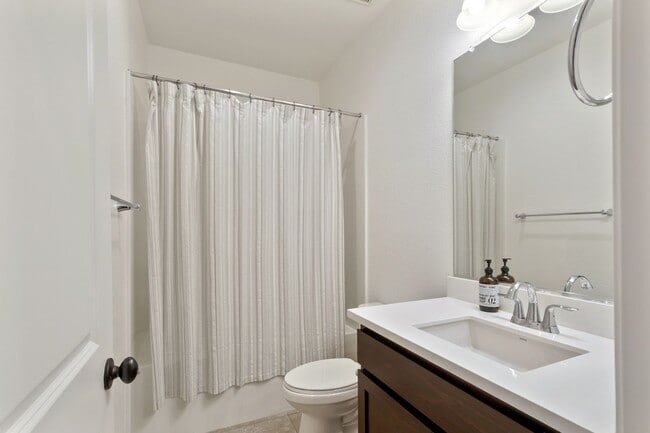 Building Photo - Springlake 3 Bedroom 3 Bathroom House