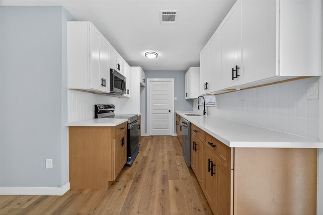 Building Photo - 627 Edgebrook Dr