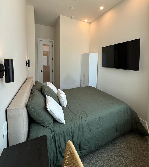 Building Photo - Furnished room/NOT APARTMENT