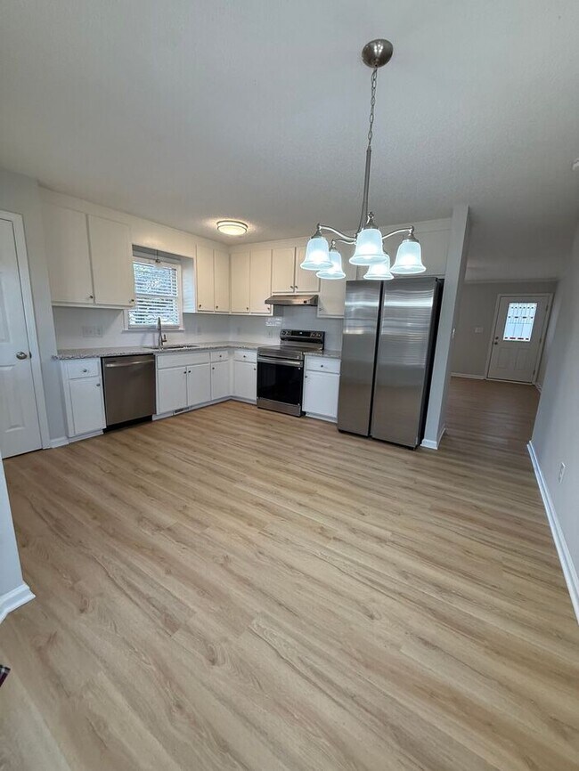 Building Photo - 3 Bedroom 2 Bath