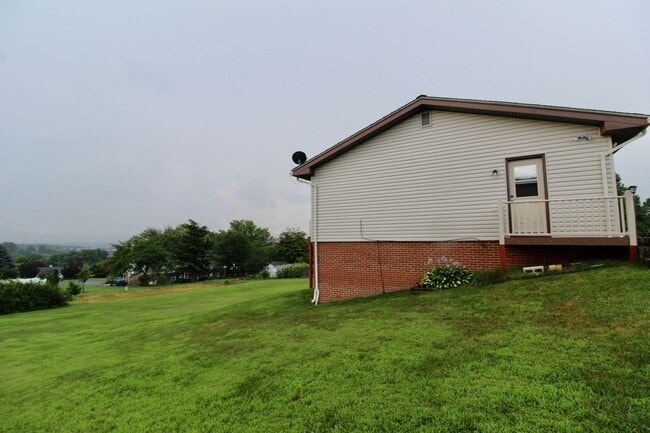 Building Photo - For Rent: Spacious Ranch-Style Home with S...