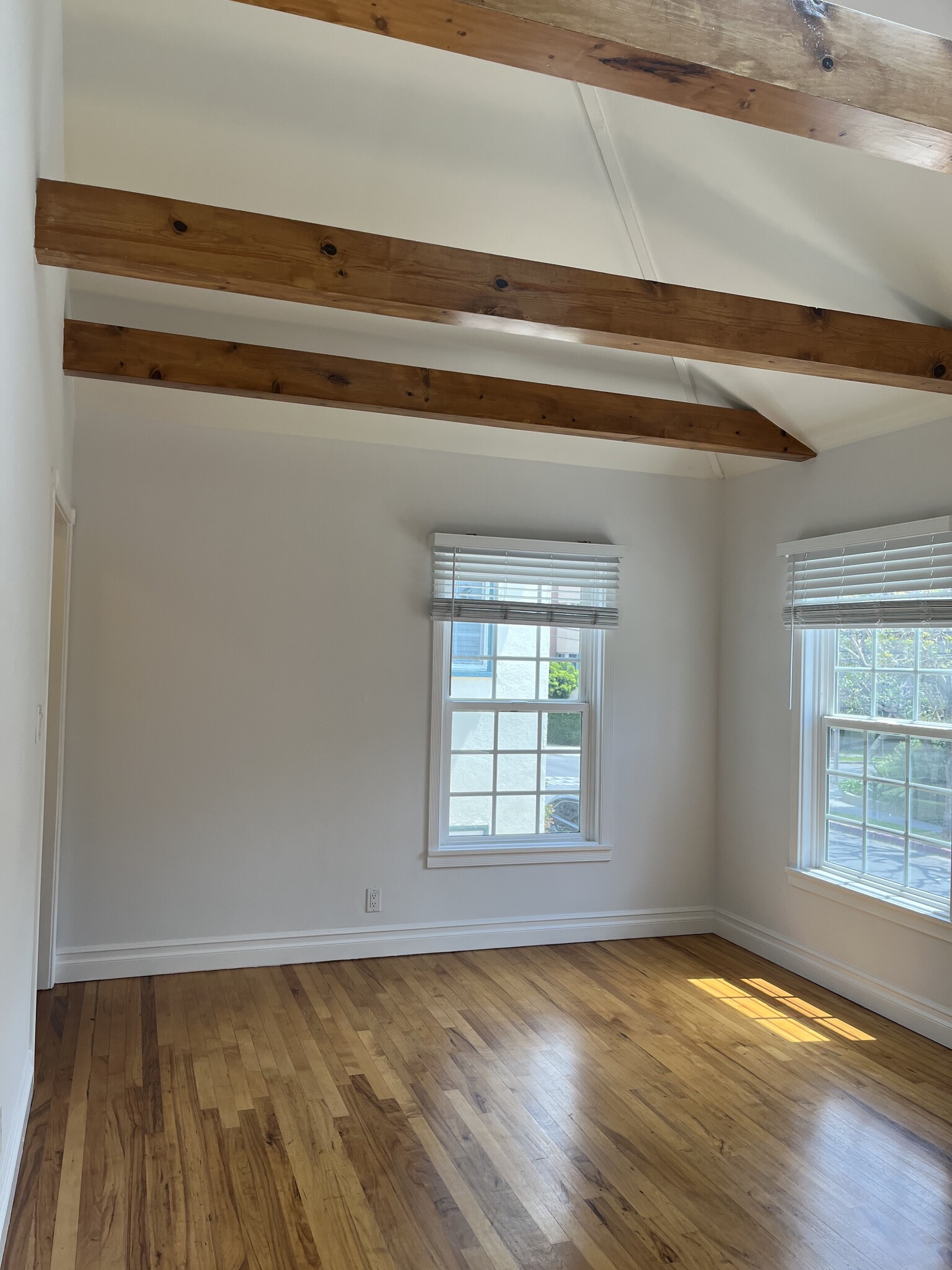 MAIN ROOM - 11037 Ohio Ave