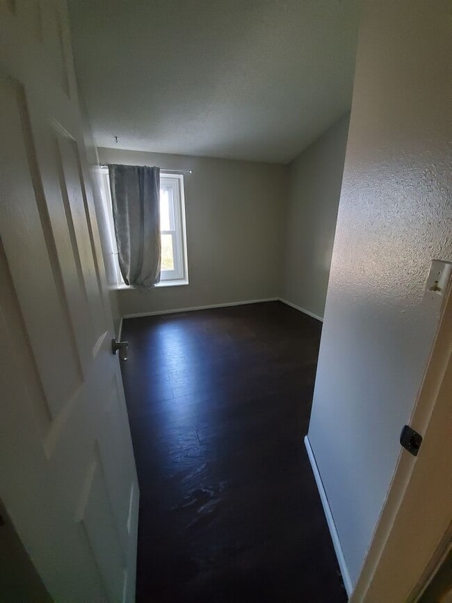 Building Photo - PET FRIENDLY, 4 BEDROOM, 2.5 BATH WITH ATT...