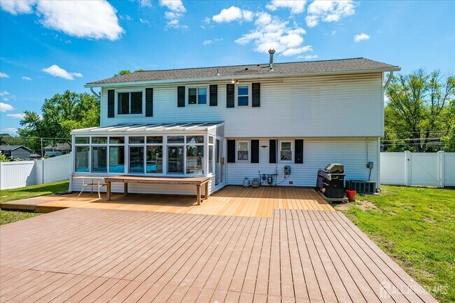 Building Photo - 25 Yorktowne Dr