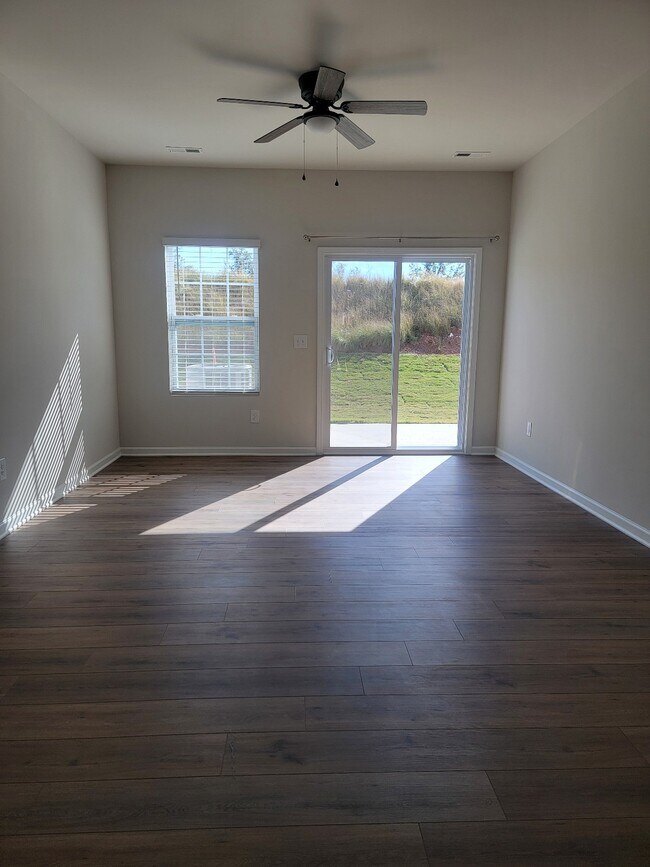 Building Photo - 44 Fernhill Ln