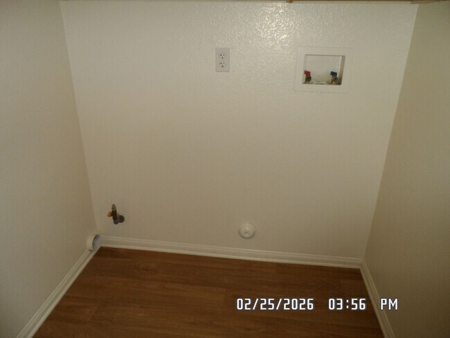 Building Photo - 3 Bedrooms, 2 Bathrooms, Approx 1582 sq. ft., 2 Car Garage, Fenced Back Yard, Rock-scaped Front Y...