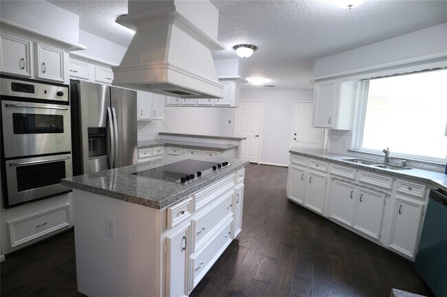 Building Photo - 9939 Kemp Forest Dr