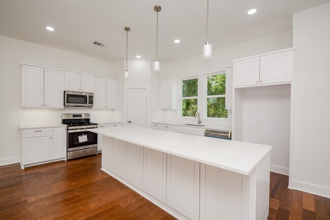 Building Photo - 426 Sikes St