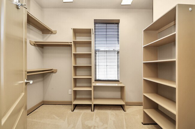 Building Photo - 5711 Kiam St