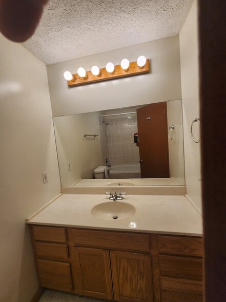 Hall Bath - 1605 Woodrow Dr