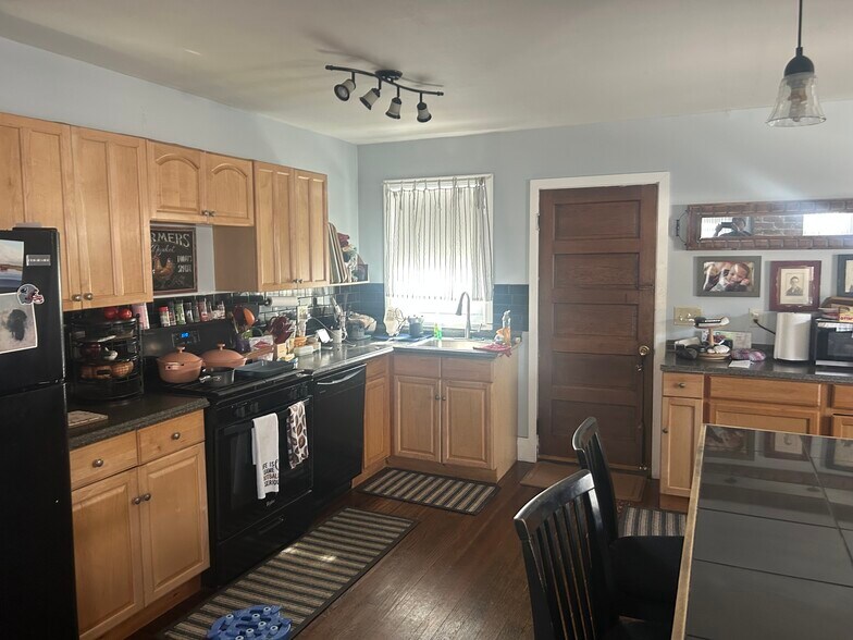 Building Photo - 9 Chestnut Ave