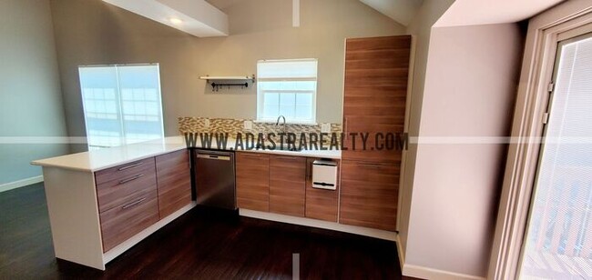 Building Photo - Gorgeous Updated Home in Blue Valley, South Overland Park-Available NOW!!