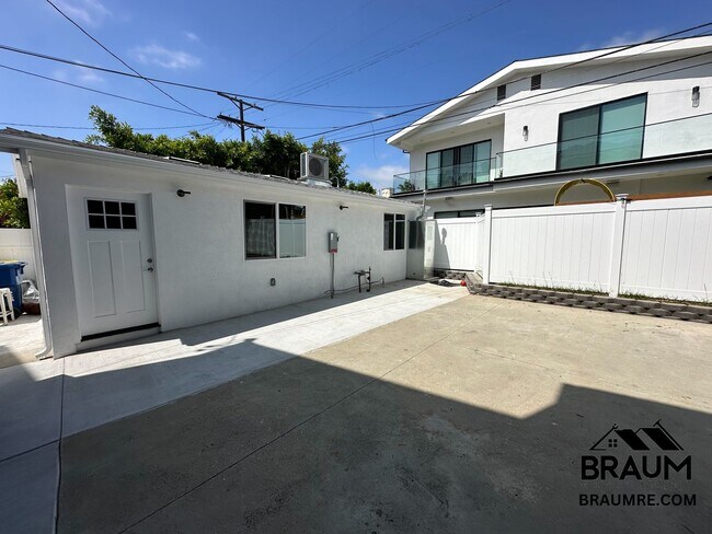 Primary Photo - 1111 S Crest Dr