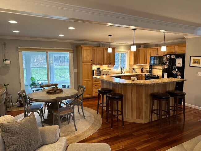 Kitchen and dining - 7 Yandow Dr